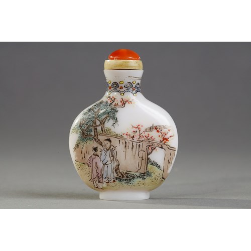 Small snuff bottle enamelled white glass